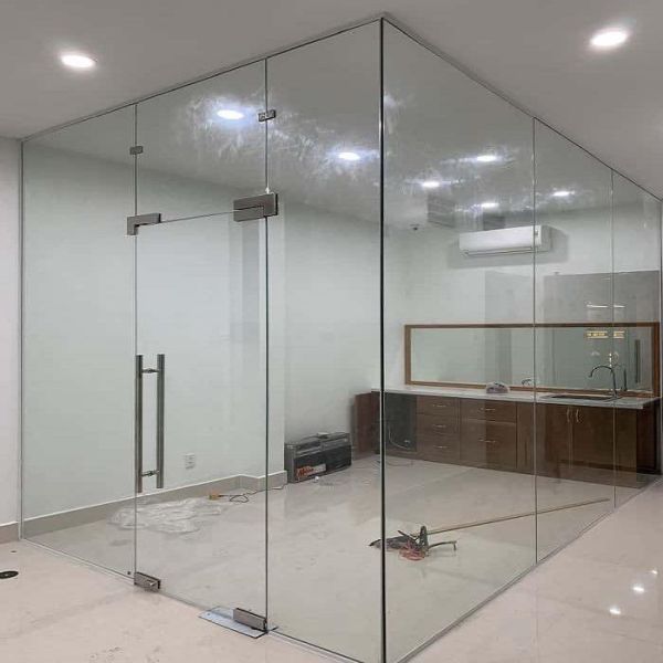 thi công vách kính cường lực tại bình chánh