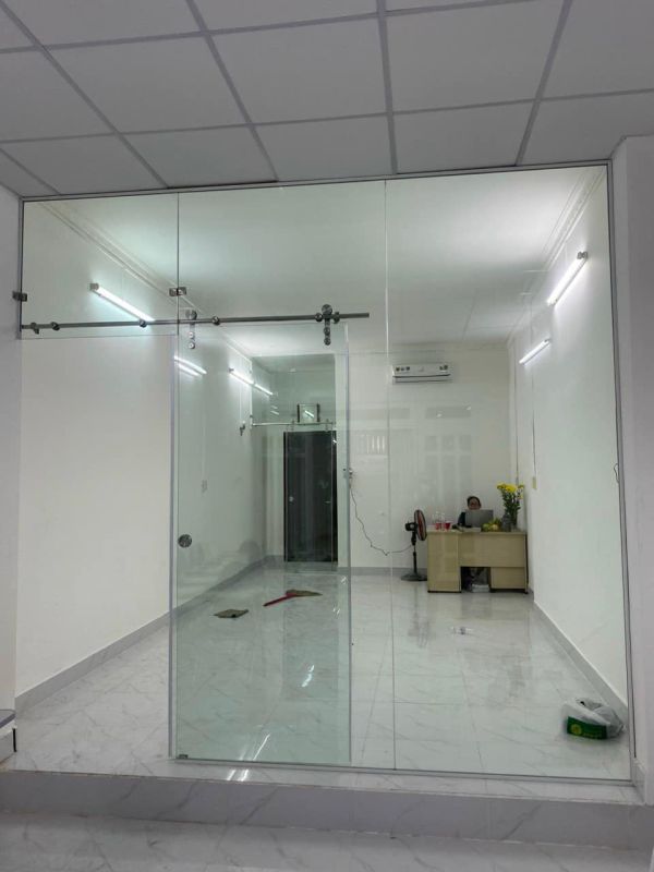 vách kính cường lực nhà phố