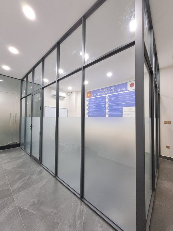 thi công vách kính cường lực văn phòng