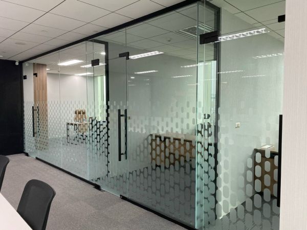 vách kính cường lực văn phòng