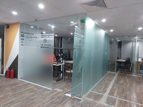 vách kính cường lực văn phòng