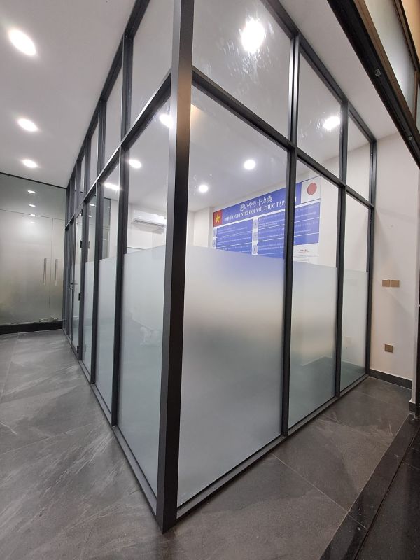 thi công vách kính cường lực phú nhuận