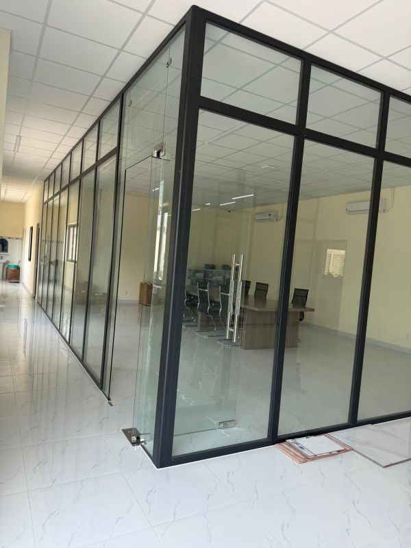 vách kính cường lực văn phòng