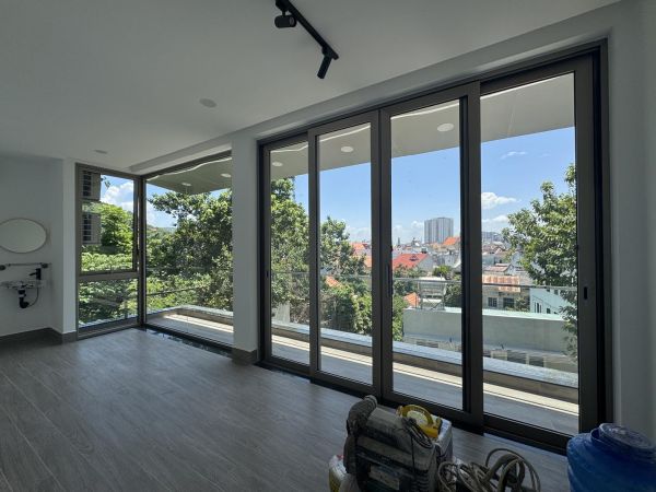 vách kính cường lực