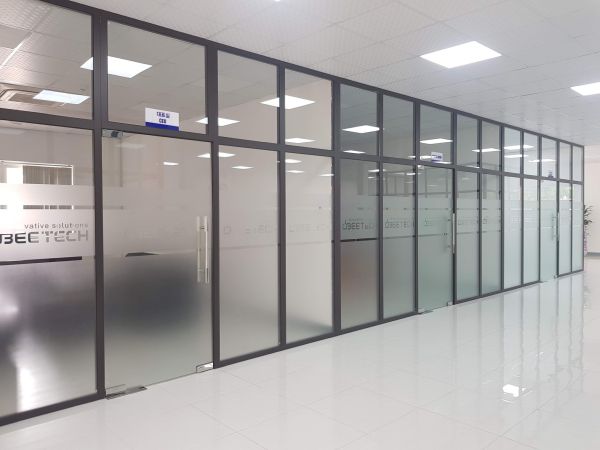 vách kính cường lực