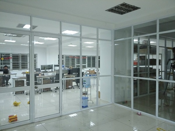 vách kính cường lực văn phòng