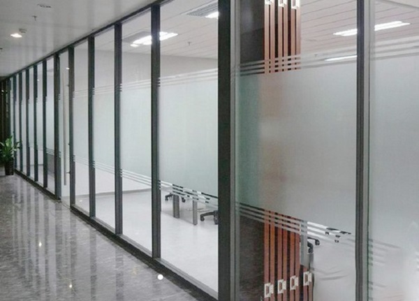 vách kính cường lực văn phòng