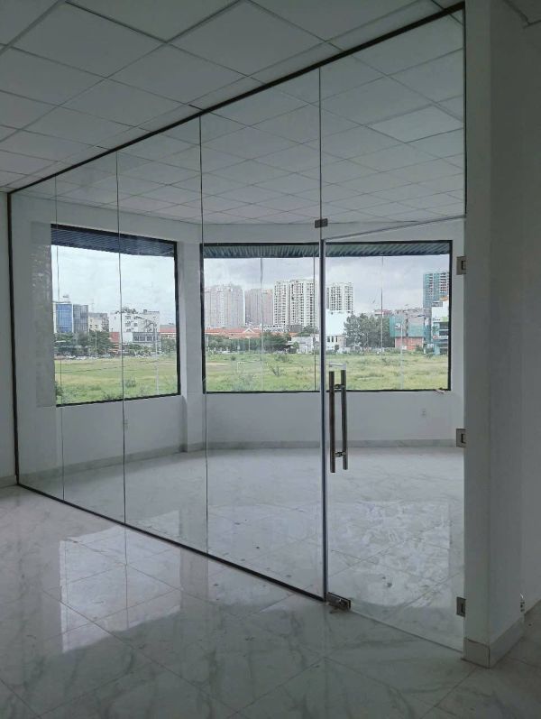 vách kính cường lực văn phòng