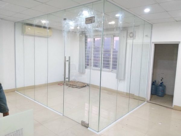 vách kính cường lực nhà phố