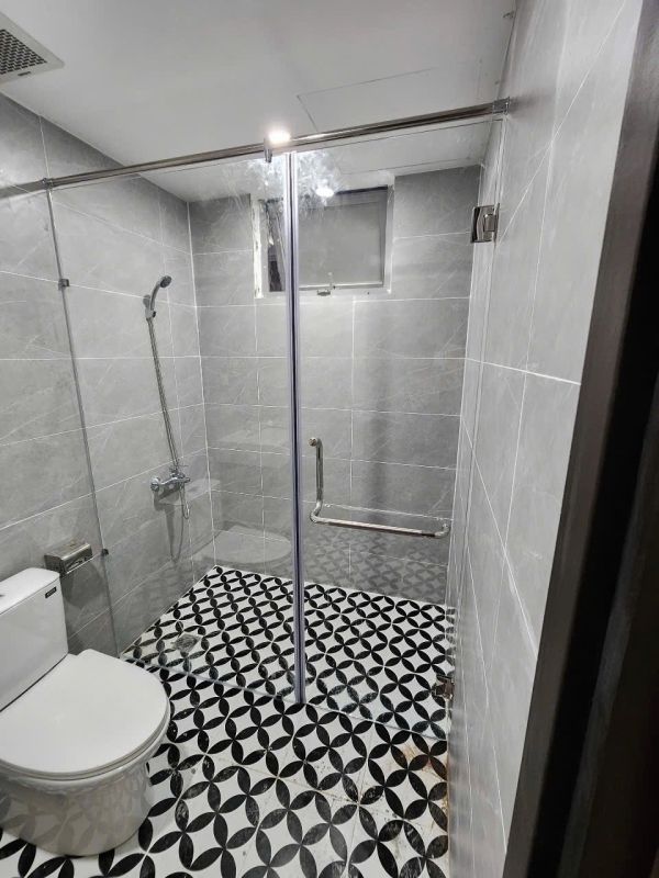 vách kính nhà tắm vuông