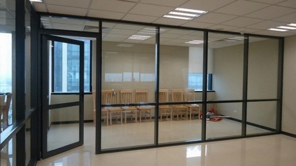 vách ngăn kính cường lực